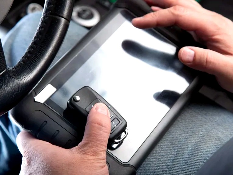 Key programming with diagnostic tool
